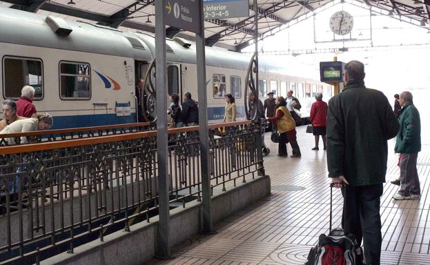 Un grupo de asturianos denuncia que Renfe les obligó a bajar del tren en Valladolid