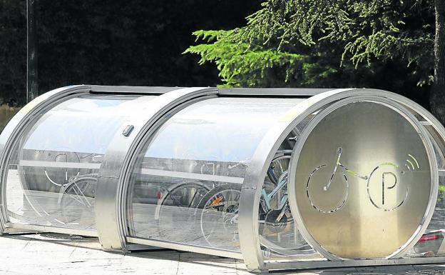 Comienza la instalación de cuatro aparcamientos vigilados para bicis en Palencia