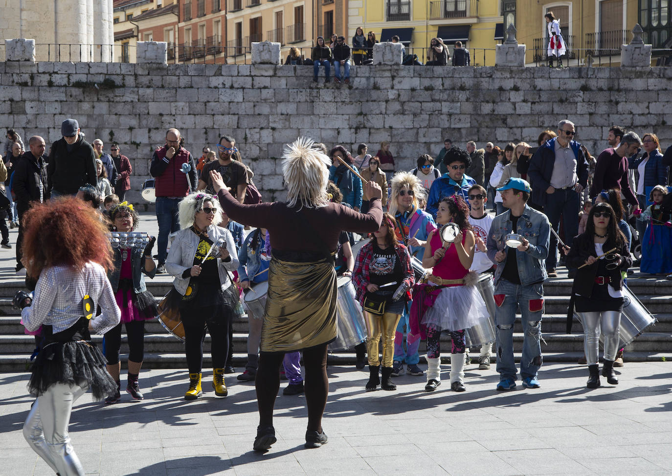 Pasacalles de carnaval en la plaza de Portugalete de Valladolid