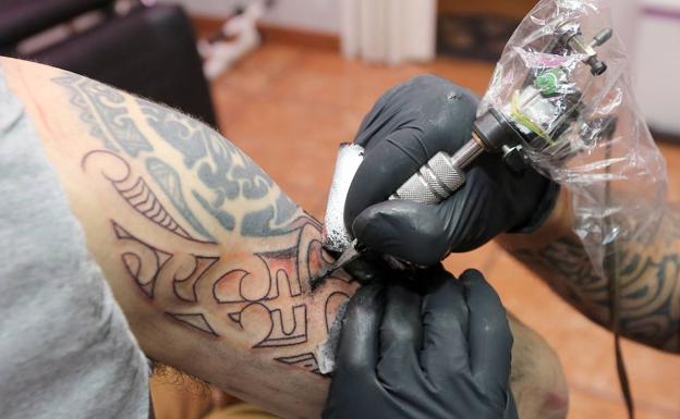 El tatuador imputado por abusos sexuales sobre tres clientas será juzgado en marzo en Valladolid