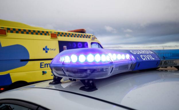Una colisión entre un autobús y un coche en Olmedo se salda con dos heridos que viajaban en el turismo