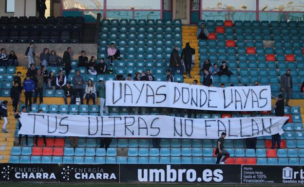 Seguidores apoyan al Salamanca CF UDS antes del derbi frente a Unionistas con bengalas y una pancarta