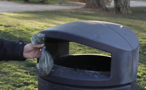 La Policía Local denuncia dos veces en un mismo día al dueño de un perro por no recoger sus excrementos