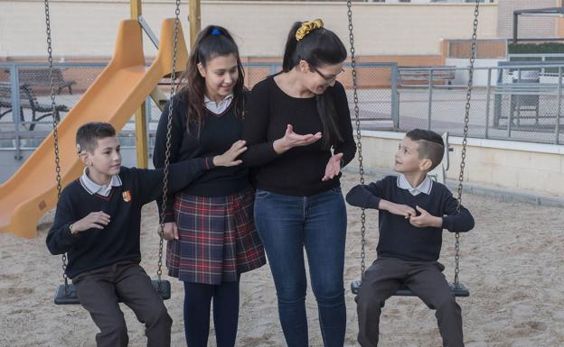 Dos meses sin pistas del implante coclear que perdió Aarón, el niño sordo de Valladolid que lo necesita para oír