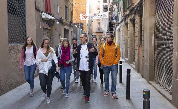 Personas sin hogar guían a los turistas