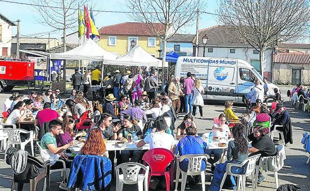 Los vecinos de Fuente El Olmo de Fuentidueña celebran con música la fiesta de la matanza