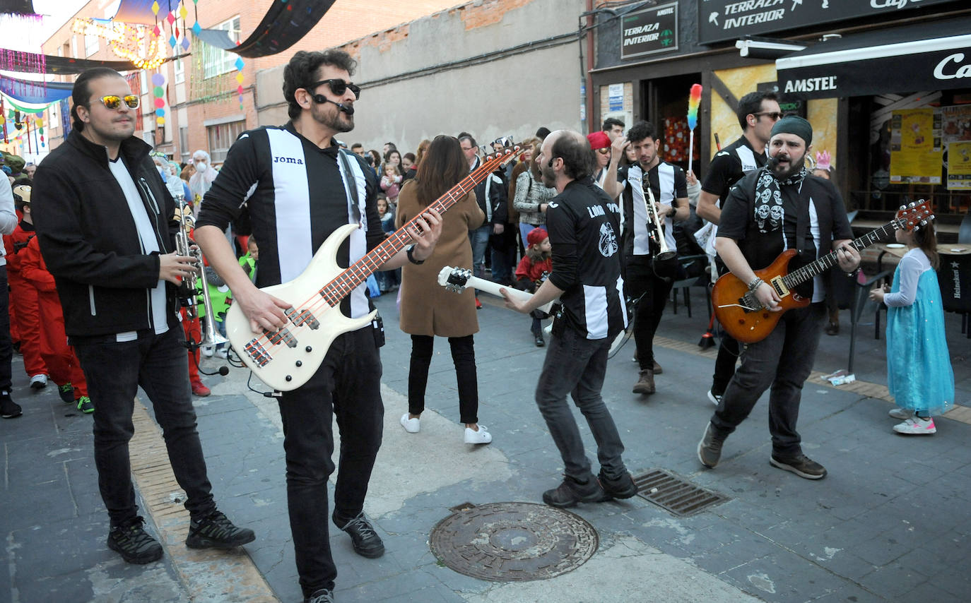 Actuación de Lokomotores Electrocharanga en el carnaval de Valladolid