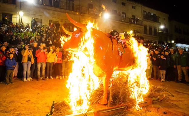 El Pasacalles de Cenizos pone el punto y final al Carnaval de 2020