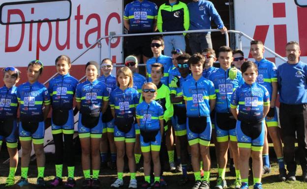 La Escuela Salmantina de Ciclismo brilla en Navaluenga