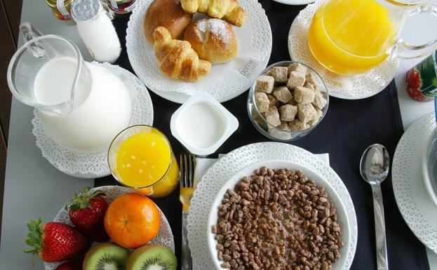 Comer más en el desayuno que en la cena ayuda a prevenir la obesidad, según una investigación