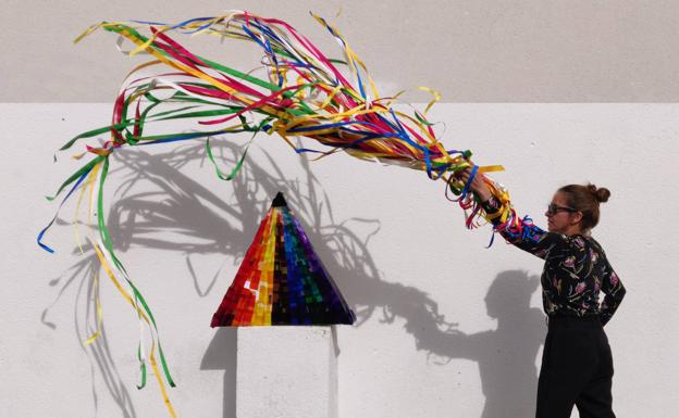 La artista María Camba investiga en Astorga los orígenes de la piñata