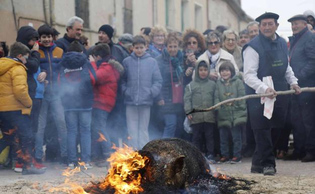 La fiesta de la matanza en el Valle del Cuco se convierte en un alegato contra la despoblación