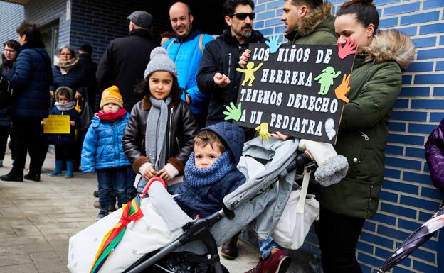 Unas cien personas claman por la pérdida del servicio de pediatría en Herrera