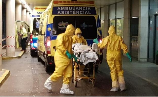 El paciente con coronavirus llega al Hospital de León rodeado de un gran dispositivo