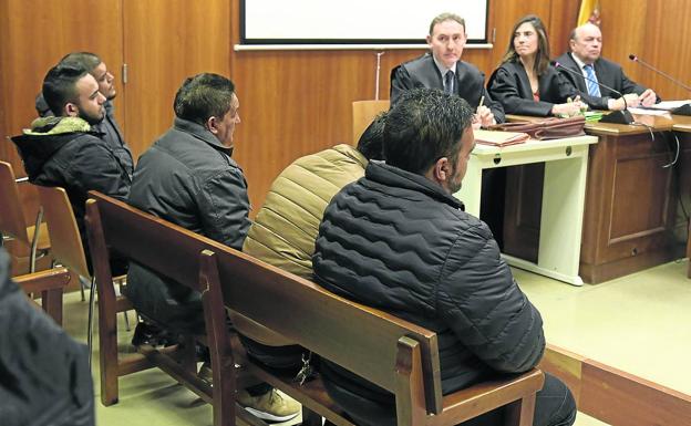 Los Ramírez asumen penas de seis meses y el pago de 6.394 euros por apalear a tres policías en Las Viudas