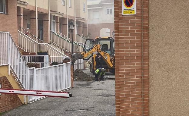 Rifirrafe político en Zaratán por el uso de una excavadora municipal para arreglar una fuga