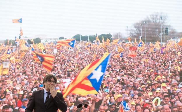 Puigdemont llama a los catalanes a preparar la vía unilateral para cuando encalle la mesa entre Gobierno