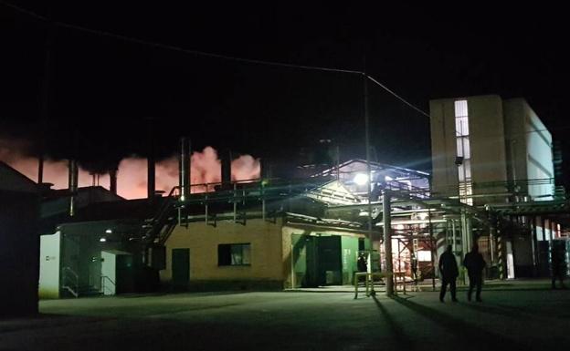 Un incendio por la explosión de una caldera de aceite térmico detiene la producción en la resinera de Coca