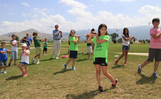 La Diputación crea una escuela de golf y plantea deportes rurales para los niños