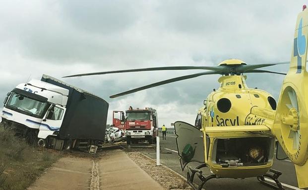 Bomberos de Peñaranda rescatan a una persona inconsciente tras un accidente en Gimialcón en la A-50