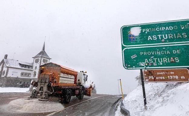 La nieve cierra Pajares a camiones