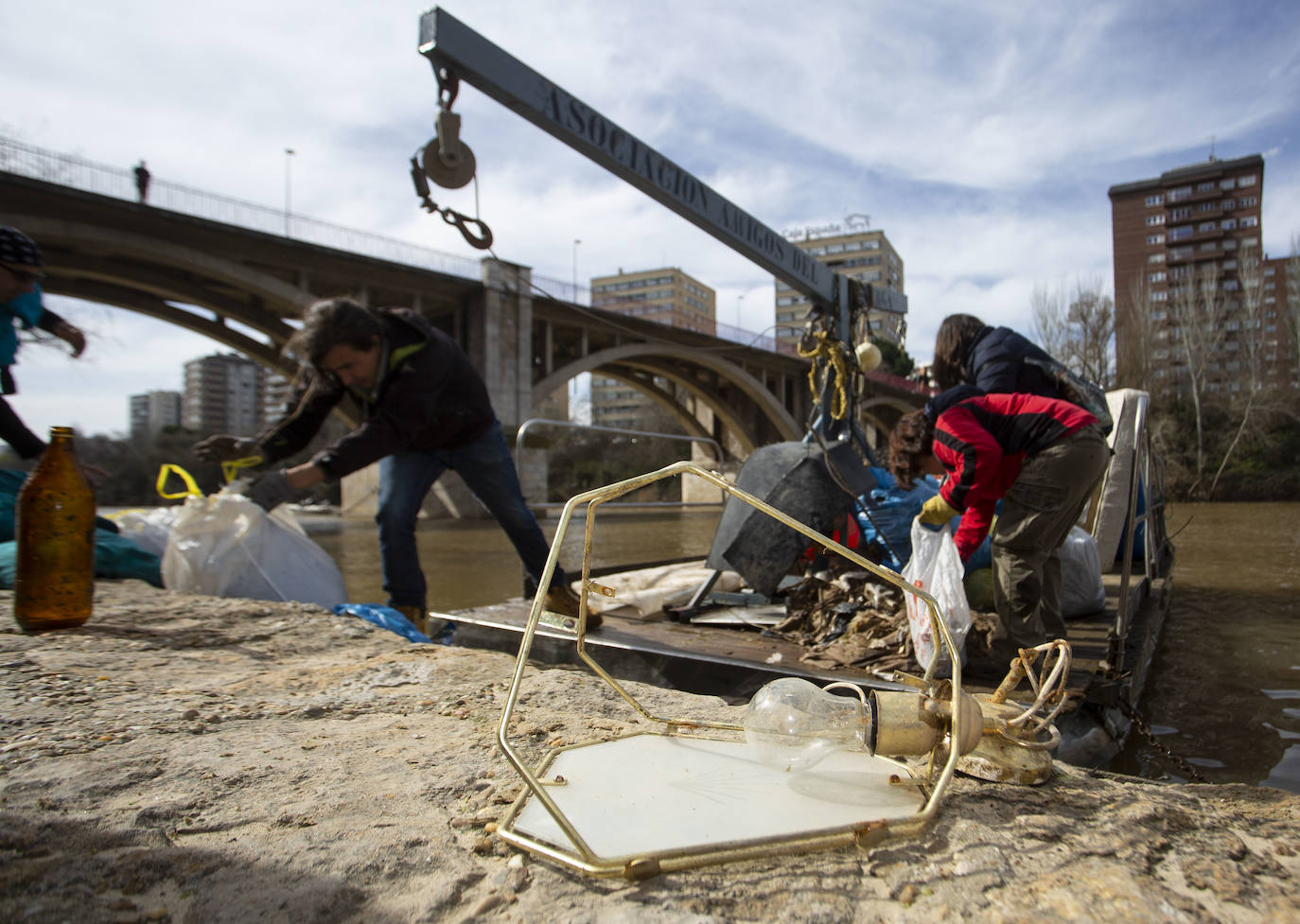 Recogida de basura en la ribera del Pisuerga a su paso por Valladolid