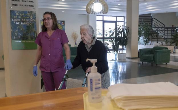 Las residencias de Castilla y León aislarán a los mayores contagiados o sospechosos y reducirán las visitas externas