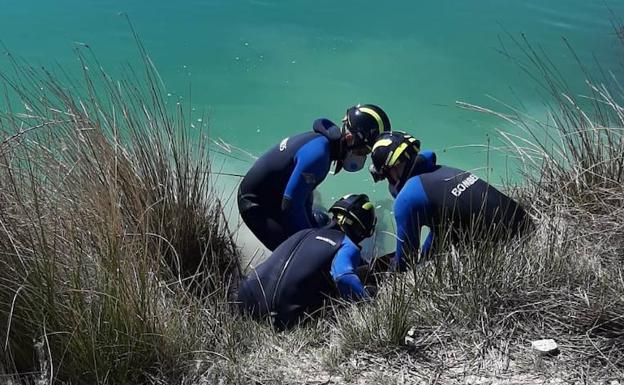 Los Bomberos rescatan el cadáver de un anciano del pantano de Encinas de Esgueva
