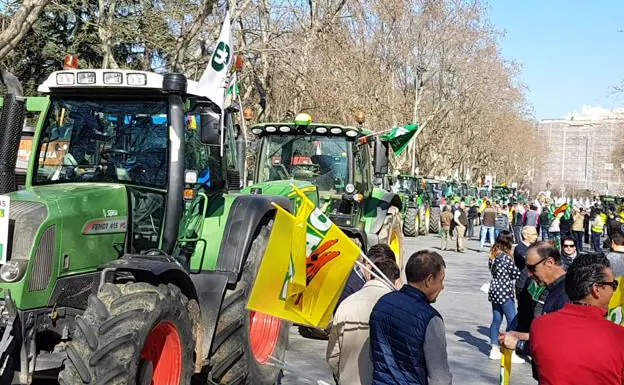 La tractorada de Valladolid busca hacer oír en la ciudad los problemas en el campo