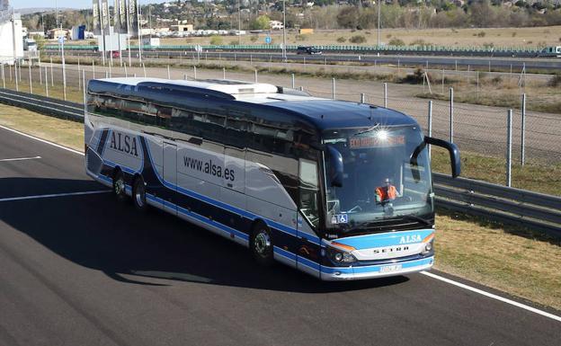 Dos viajeros en un autobús de Madrid a Gijón, positivos en coronavirus en León