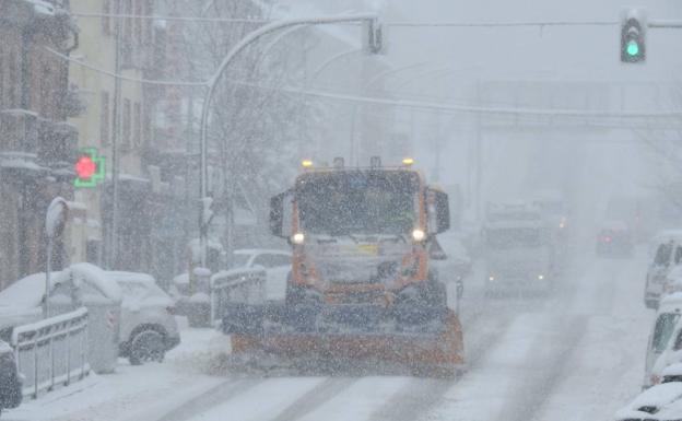 La nieve obliga a cerrar a camiones varios tramos de la AP-6 y de la AP-61 en la provincia de Segovia
