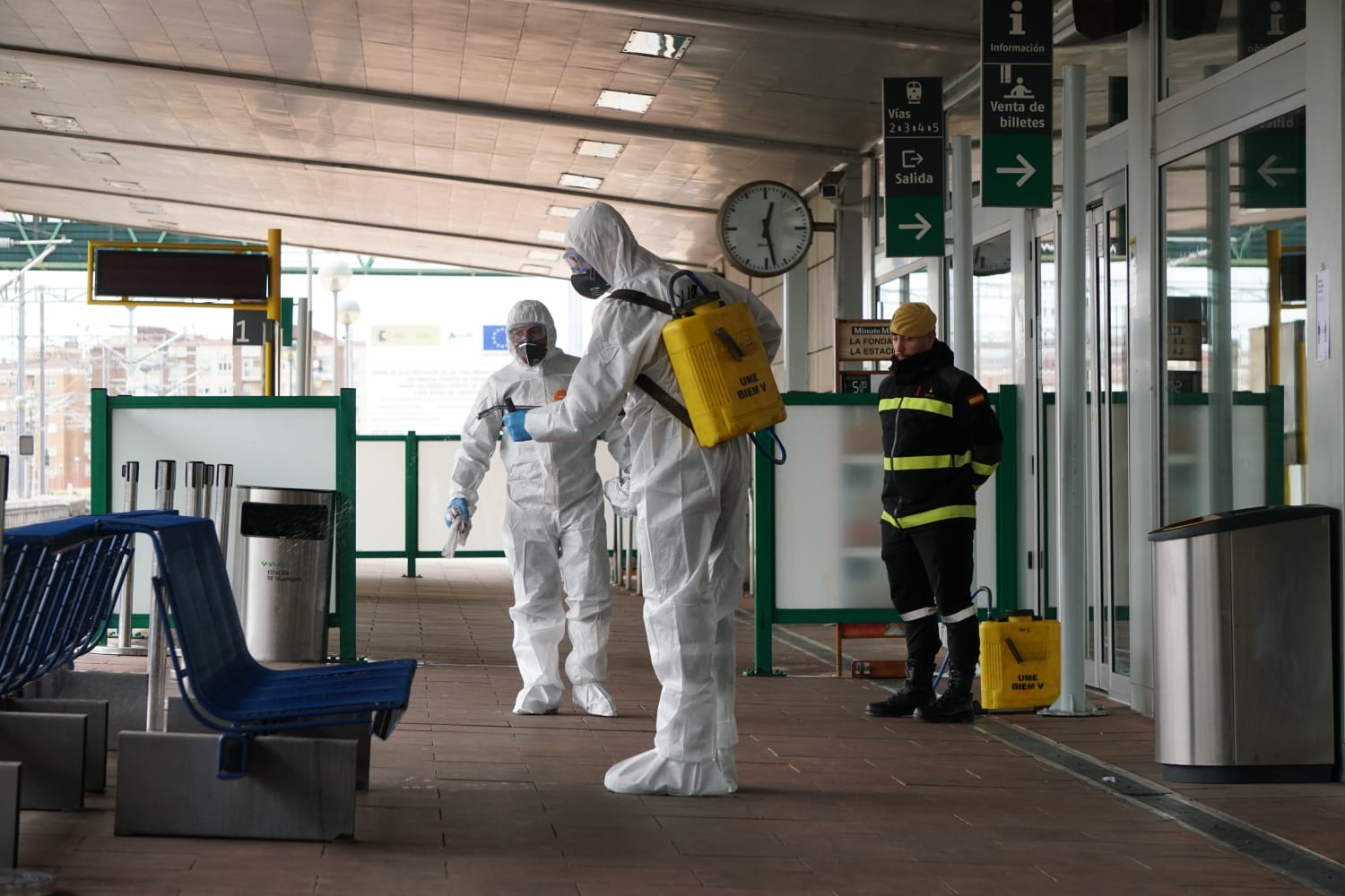 La UME desinfecta las calles de Salamanca