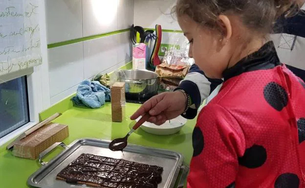 Tarta de galletas y chocolate para el Día del Padre, por Nora (3 años)