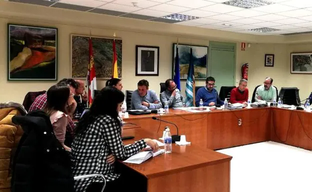 Palazuelos aprueba el presupuesto y sube las dietas a los concejales tras una moción de censura frustrada