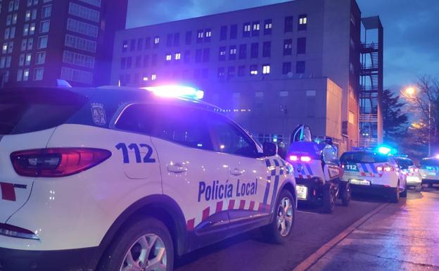 Vídeo: La Policía Local llena de sirenas el Hospital Río Carrión