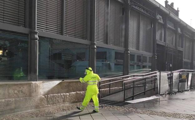 El Ayuntamiento de Valladolid comienza a desinfectar los lugares más transitados de la ciudad