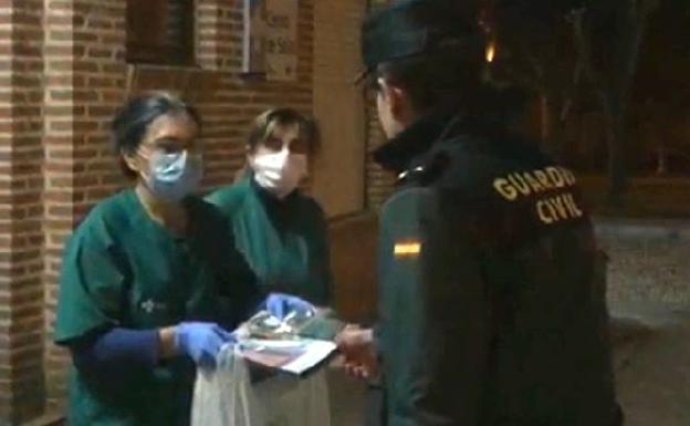 La Guardia Civil de Valladolid reparte en cuatro residencias las mascarillas realizadas con impresoras 3D