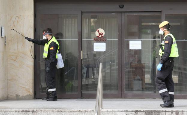 La UME desinfecta en la residencia Riosol de Valladolid, con seis de siete residentes positivos hospitalizados y cuatro empleados con síntomas