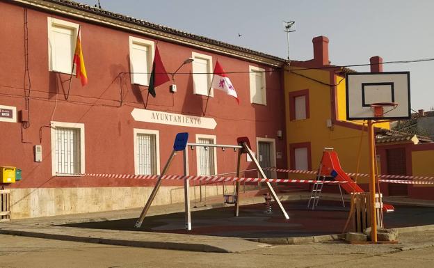 Los pueblos de Palencia desinfectan sus calles y plazas para protegerse del virus