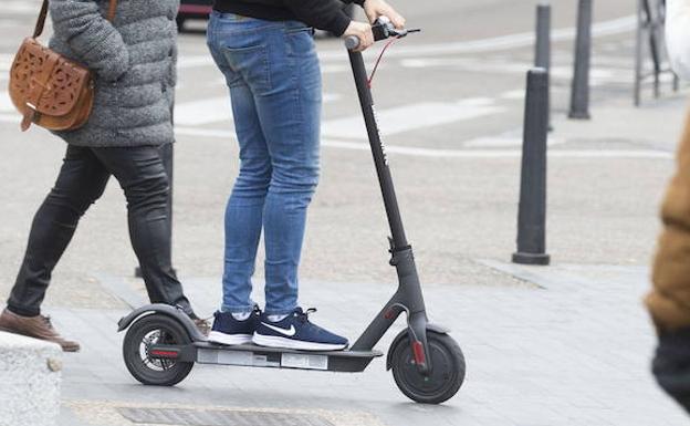 Detenido por ir a comprar tres veces sin adquirir nada y pasear en patinete en Valladolid