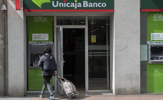 La banca agiliza trámites y los pensionistas tienen ya la nómina a su disposición