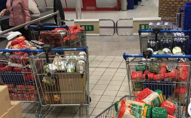 La UD Santa Marta dona seis carros de alimentos para el Fondo municipal de Alimentos