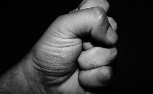 Denuncian la agresión a un maestro transexual en Cebreros
