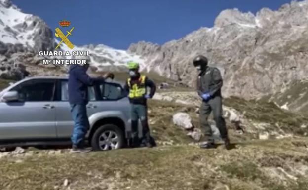 Denunciado por acampar en los Picos de Europa con su coche