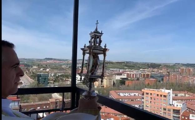 Una bendición contra el coronavirus desde el rascacielos de Valladolid y a través de Whatsapp