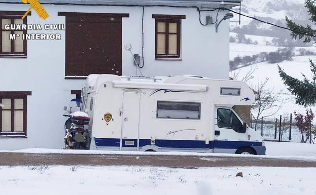 Salvan a un hombre tras una fuga de gas en su caravana en Palencia y le multan por tenencia de armas