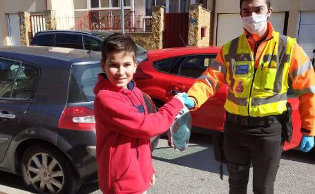 Un niño segoviano entrega su máscara acuática y pide a otros chavales que ayuden a salvar vidas