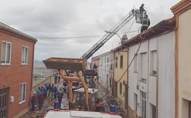 Dos viviendas de la localidad de Villazala acaban consumidas por las llamas