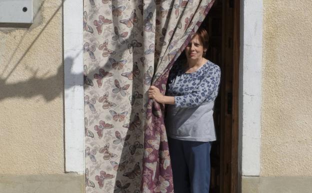 Plácida Álvarez, alguacila de San Martín de Valvení: «Sabemos los unos de los otros si coincides con alguien, pero vernos no nos vemos»