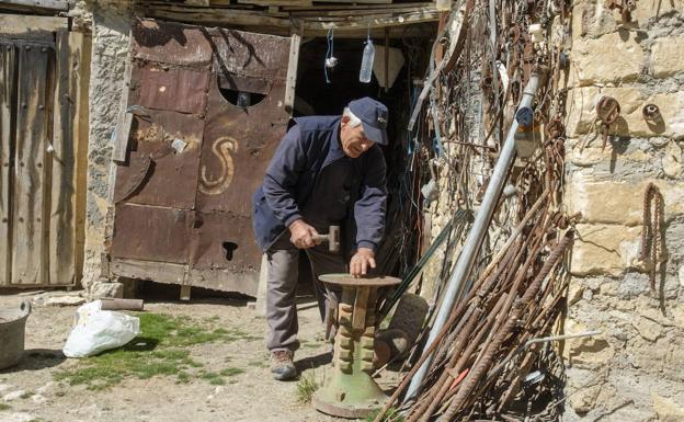 Salvador Rodríguez, agricultor de San Martín de Valvení: «En invierno nos acatarramos todo el pueblo, pero de muertes nada, esto genera mucha más incertidumbre»